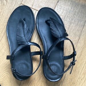 Super comfortable Fitflop black 5-strap sandals with leaf detail